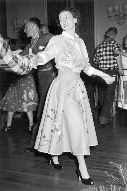 14. Sabe bailar el twist y el jitterbug, un baile muy popular en las décadas del 30 y 40.