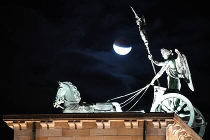 Eclipse lunar parcial sobre la cuadriga de la Puerta de Brandenburgo, en Berlín