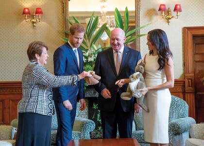 El gobernador de Sidney y su mujer le obsequiaron un canguro de peluche y unas botas Ugg durante su visita oficial a Australia en octubre de 2018.