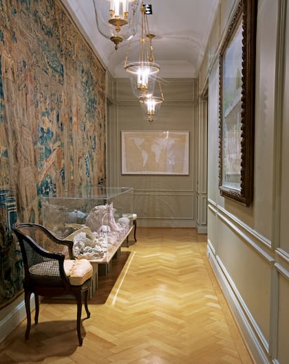 En el pasillo convive la tapicería de Aubusome (perteneciente a la serie de Vertumnus, “God of Seasons”) con la obra de Adrian Villar Rojas Lo que el fuego me trajo. Al fondo, una creación de Mona Hatoum, Projection, otra excepción al arte latinoamericano.