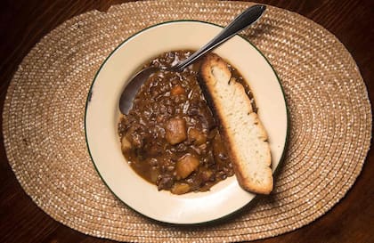 Delicioso guiso de lentejas con cordero.