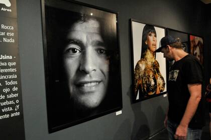 Algunos de los retratos que forman parte de la muestra, que permanecerá abierta hasta el 24 de marzo en la Sala Laberinto y Museo del Cine, de la Usina del Arte