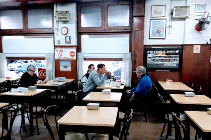 Algunos de los clientes que desayunaban en el lugar 