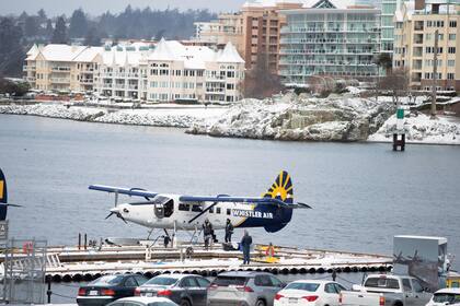 El hidroavión a donde se subió la duquesa, sonriente y relajada, con leggings, parka con capucha de piel y botas de cuero.