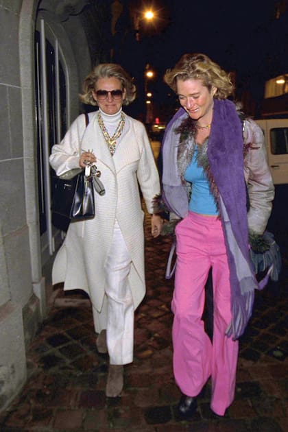 Madre e hija, en 2001, camino a una muestra de arte. A partir de la revelación de su existencia, en 1999, cada paso de Delphine Boël fue seguido de cerca por la prensa belga.