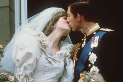 El beso con el que Diana y Carlos sellaron su unión frente al pueblo británico; la boda se celebró el 29 de julio de 1981