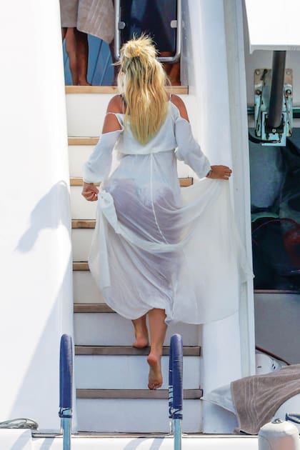 Siempre atenta a las últimas tendencias, Wanda lució un traje de baño total white haciendo juego con una capa con mangas