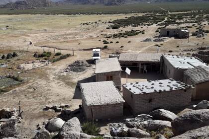 .La ambulancia del hospital de Angastaco, Salta, traslada a los vacunados a los parajes cercanos durante la pandemia de Civid-19