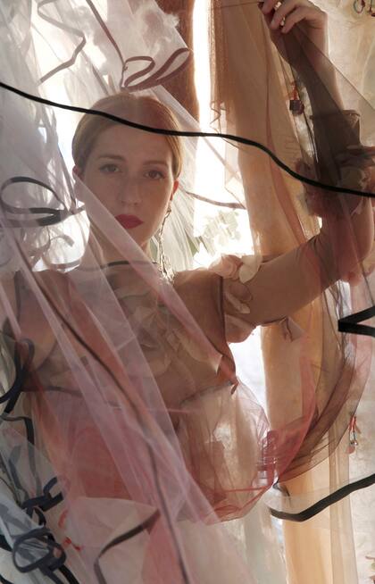 La carrera y el trabajo de Delia Cancela, entre el arte y la moda, fue inspiración para Clara y el camino que hoy está recorriendo