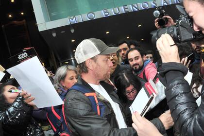 Simpático y agradable, durante su jornada en Buenos Aires se sacó selfies y firmó autógrafos.