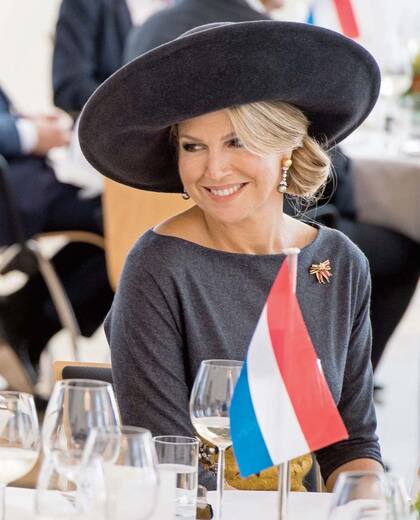 A su llegada, los Reyes fueron recibidos con una ceremonia en la Cancillería del estado de Maguncia. Después fueron a un almuerzo, en el que Máxima estrenó (el único en toda su visita) un traje de top y falda talle alto de guipure que acompañó con sombrero de Fabienne Delvigne.