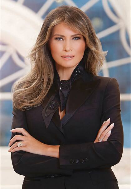 A pesar de mostrarse impecable en su primer retrato oficial, Melania dio un traspié al exhibir su anillo de tres millones de dólares.