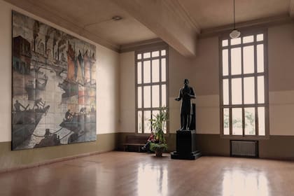 Una de las dos obras de Benito Quinquela Martín que alberga el edificio.