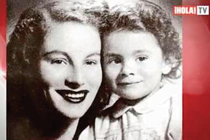 Una antigua foto de Nacha (que también se llama Clotilde) junto a su madre