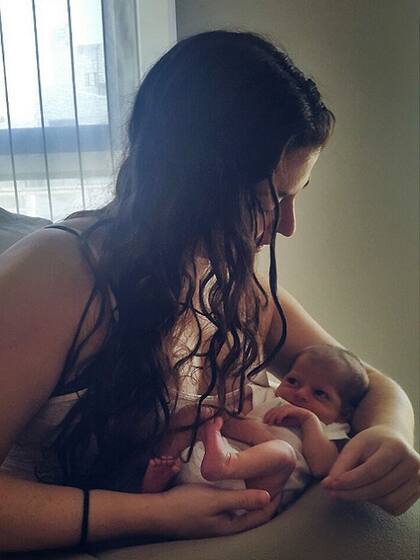 Debbie con su hija Juli, cuando tenía una semana de vida.