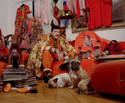 El coleccionista Adrián Appiolaza enn su casa de París, donde cuenta con material de 1975 en adelante, con material de Martin Margiela, Vivienne Westwood y Jean Paul Gaultier, entre otros