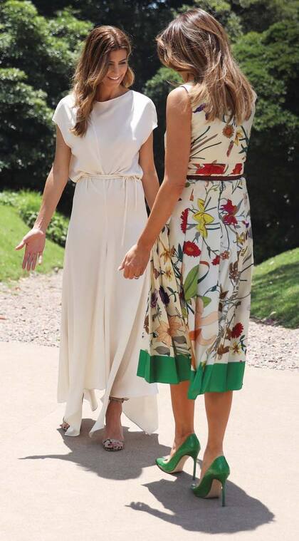 En su primer encuentro enmarcado en el Programa de Acompañantes, Juliana llevó un vestido corte evasé con lazo en la cintura y falda irregular. Melania Trump lució muy elegante: eligió un vestido plisado de Gucci valuado en cinco mil dólares; y lo combinó con stilettos de Manolo Blahnik.