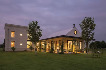 Una espectacular vista del contrafrente de la casa, rodeada por una galería inspirada en las de las estancias de principios de siglo