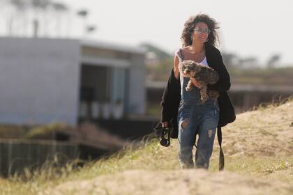 Muy relajada, cada mañana Florencia baja a la playa con sus perros y hace meditación guiada que sigue con auriculares inalámbricos