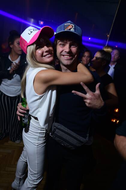 Con su amigo y ex compañero de elenco, Peter Lanzani. Al galán se lo vio muy cerca de Delfina Chaves