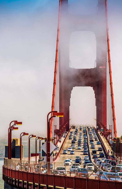 El icónico Golden Gate Bridge conecta la ciudad con el condado de Marin.