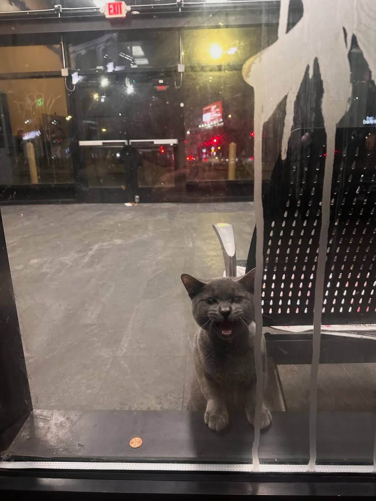 Eles o deixaram e ele ficou preso na rodoviária. Eles o deixaram e ele ficou preso na rodoviária.