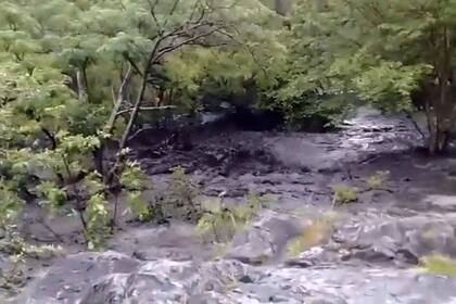 Las consecuencias de los incendios en Córdoba: por las aguas negras contaminadas de cenizas tuvieron que interrumpir el servicio para evaluar la potabilidad