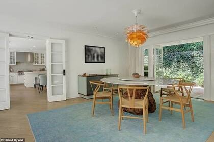 El comedor con acceso directo a la cocina, separado con puertas francesas y vistas al jardín