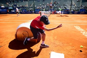 Cómo es un día de los anónimos que producen el gran show del tenis argentino