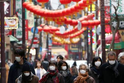 La población en Tokio se protege en las calles, no se queda en sus casas