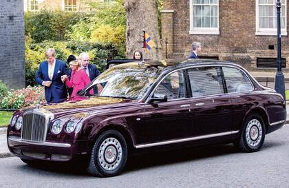 Una vez terminada esta visita, los holandeses se separaron de los duques de Wessex para dirigirse a su reunión con la primera ministra del Reino Unido en su residencia. Lo hicieron a bordo de una limo Bentley, vehículo de Estado que la Reina recibió por parte de la reconocida firma de autos.