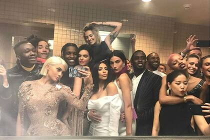 La selfie de la polémica, con las Kardashians a pleno.