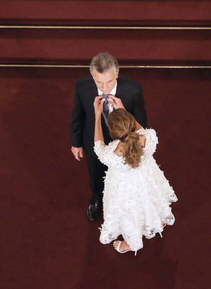 Detallista como pocas, Juliana se ocupó de arreglarle la corbata a su marido en el hall del Colón.