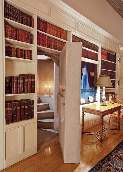 Puerta oculta en la biblioteca que el arquitecto Juan Manuel Acevedo solía usar para sorprender a las visitas que lo esperaban. Esta escalera caracol conecta las tres plantas del edificio y es utilizada hasta hoy.