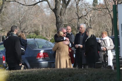 María Eugenia Fernández Rousse, la madre de Geni, recibe el saludo de sus allegados