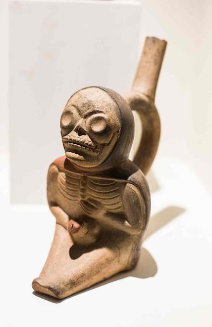 Obra en cerámica que se expone en la sala erótica del museo.