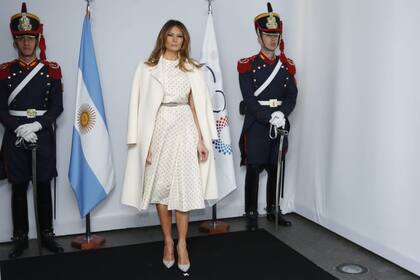 Melania Trump eligió un vestido línea “A” y largo a la rodilla. Los complementos, cinturón y stilettos, se combinaban a la perfección. Fue la única que eligió cubrirse con un tapado del mismo largo del vestido.   
