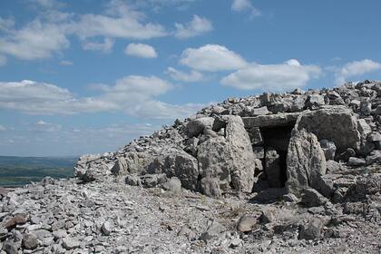 La pequeña entrada que funciona como pasadizo para conocer el interior de las tumbas