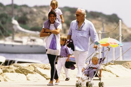 Durante el verano europeo de 1988, el príncipe disfrutó de unas vacaciones en Cerdeña junto a su hija Carolina y a sus nietos Andrea, Charlotte y Pierre Casiraghi