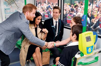 Los duques en un intercambio con estudiantes de diferentes escuelas mientras viajan en un típico tranvía.