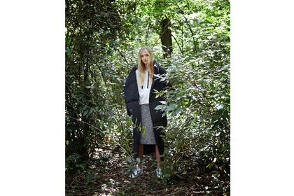 Campera puffer (Complot, $4900), buzo con capucha (Inversa, $799), falda (Clara, $1950), zapatillas (New Balance, $2199)