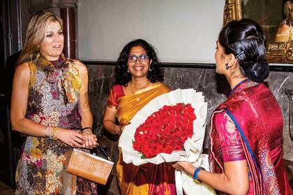 Para la ceremonia de bienvenida que le brindaron en India Máxima eligió un diseño de Natan inspirado en los estampados y bordados de los saris, que combinó con sandalias Ferragamo y pendientes de oro y ámbar.
