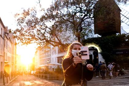 Los tours de Loca suelta en París tienen un valor de 10 euros, pero también ofrece recorridos gratuitos en las redes sociales, donde la cuarentena le hizo multiplicar los seguidores