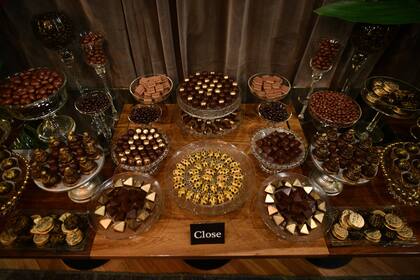 La mesa repleta de chocolates se abrió luego del plato principal y el postre