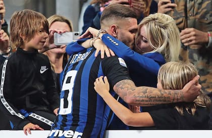 Tras el gol que definió el partido en el que el Internazionale derrotó a A.C. Milán, Mauro Icardi le dio un apasionado beso que dio la vuelta al mundo y fue tapa del Corriere dello Sport.