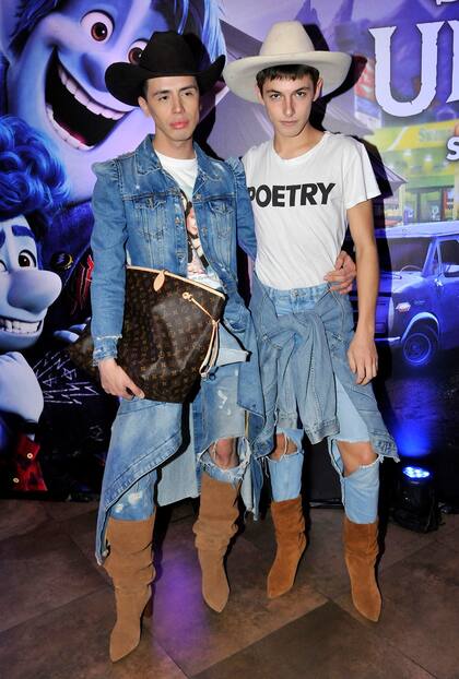 Santiago Artemis junto a su novio