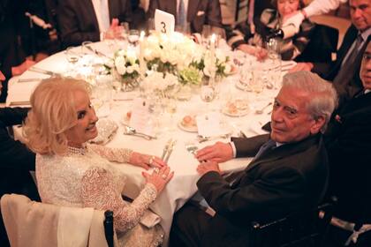 Mirtha Legrand compartió la mesa número 3 con el premio Nobel Mario Vargas Llosa, que asistió sin Isabel Preysler. 
