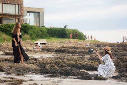 En La Barra, Analía y Lola aprovechan la luz del atardecer para sacarse fotos