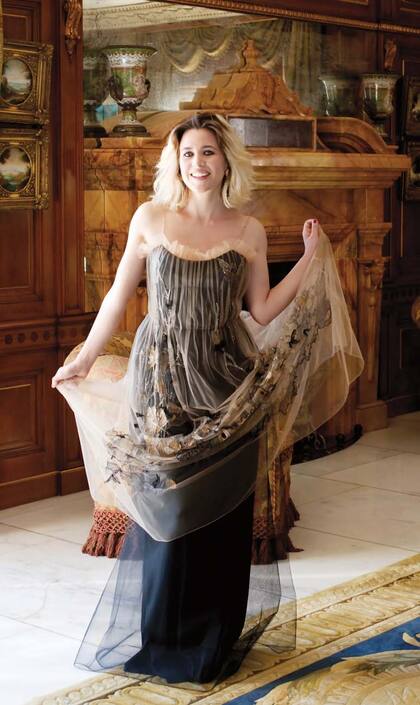 “Lo que se me hace imperdonable de Luis Rey es la forma en la que explotó a su hijo”, cuenta Anna (lleva un diseño de Alberta Ferretti). Este papel hizo que ella se solidarice profundamente con las mujeres que sufren el maltrato físico y psicológico de sus parejas.