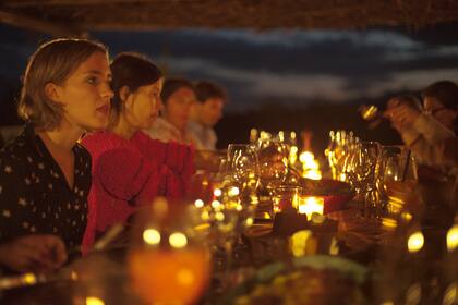 Cena a la luz de las velas en el jardín de The Vines.